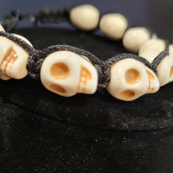🖤 Gothic Skull Bead Bracelet – Adjustable Black Cord | Edgy Alt Jewelry - Picture 3 of 3